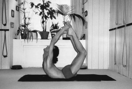 Cours de yoga a Nice - Centre Nataraja - Postures - Dhanurasana