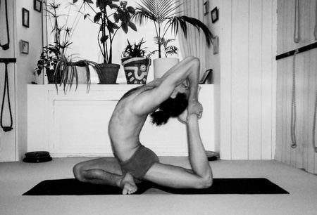 Cours de yoga a Nice - Centre Nataraja - Postures - Ekapadarajakapotanasana