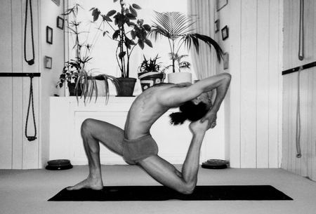 Cours de yoga a Nice - Centre Nataraja - Postures - Ekapadarajakapotanasana (variante)