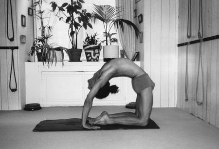 Cours de yoga a Nice - Centre Nataraja - Postures - Kapotasana (variante)