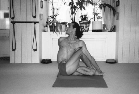 Cours de yoga a Nice - Centre Nataraja - Postures - Paripurna Matsyendrasana
